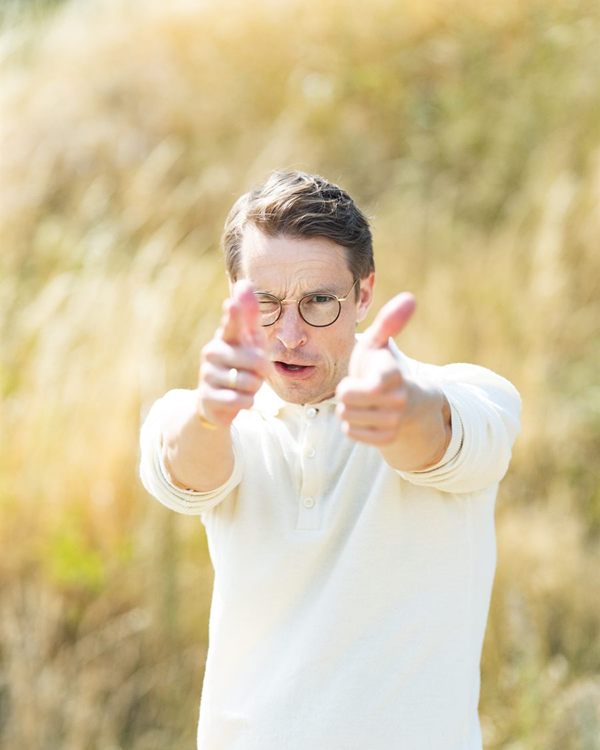 Simon Linde peger på dig
